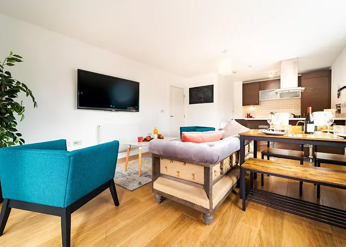 Chic Property Near Tower Hill With A Gym